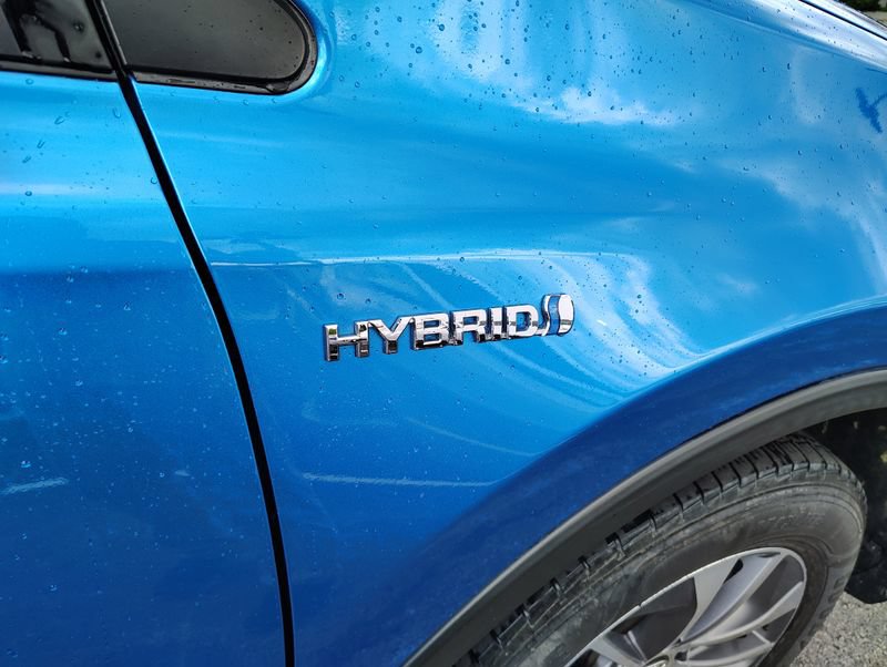 Used 2018 Toyota RAV4 XLE AWD/4WD image 4