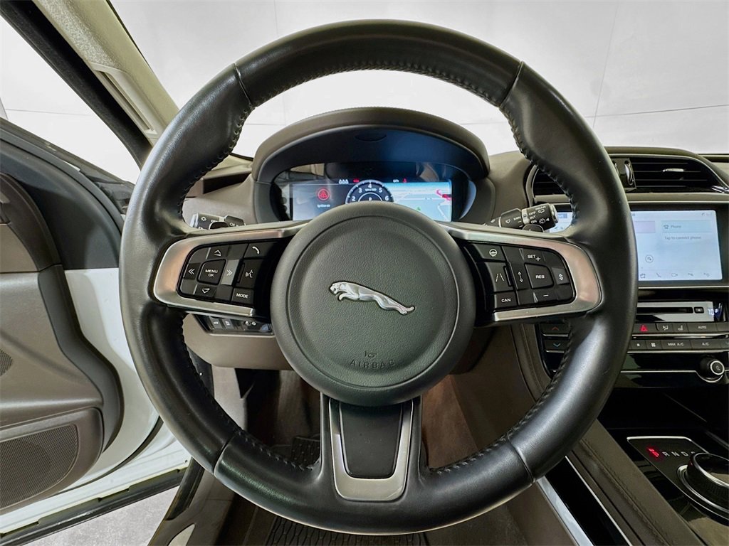 Used 2019 Jaguar F-PACE Prestige image 9