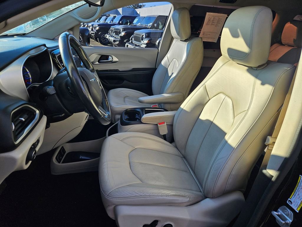Certified 2018 Chrysler Pacifica Touring-L image 12