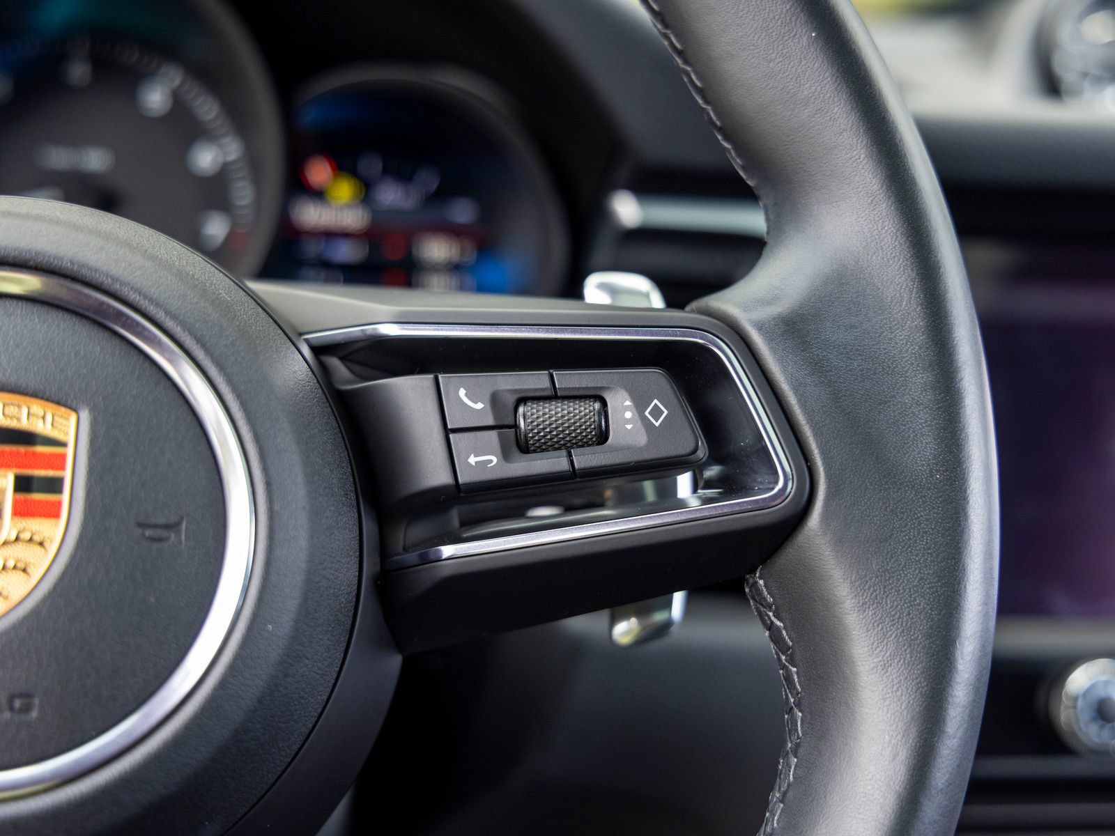 Certified 2023 Porsche Macan AWD/4WD image 37