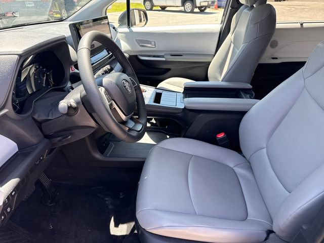 Used 2026 Toyota Sienna XLE FWD image 11