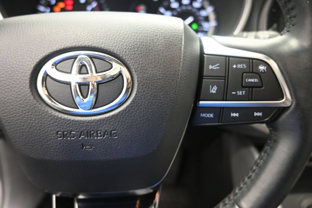 Used 2020 Toyota Highlander XLE FWD image 13