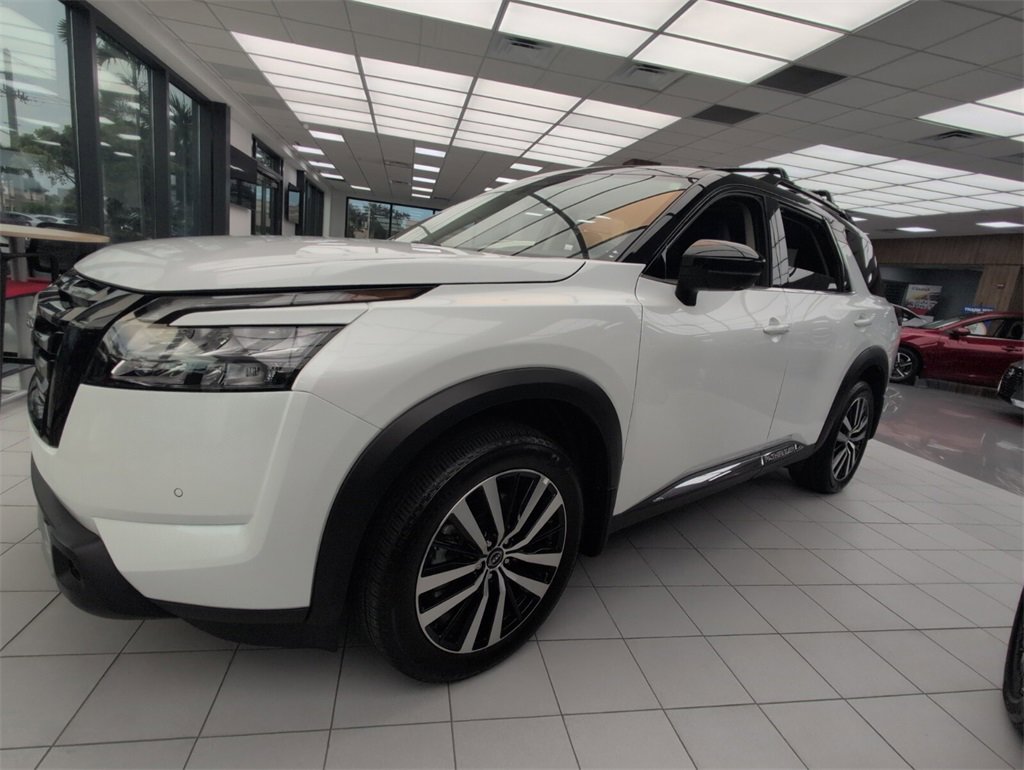 New 2025 Nissan Pathfinder Platinum w/ Black Appearance Package image 4