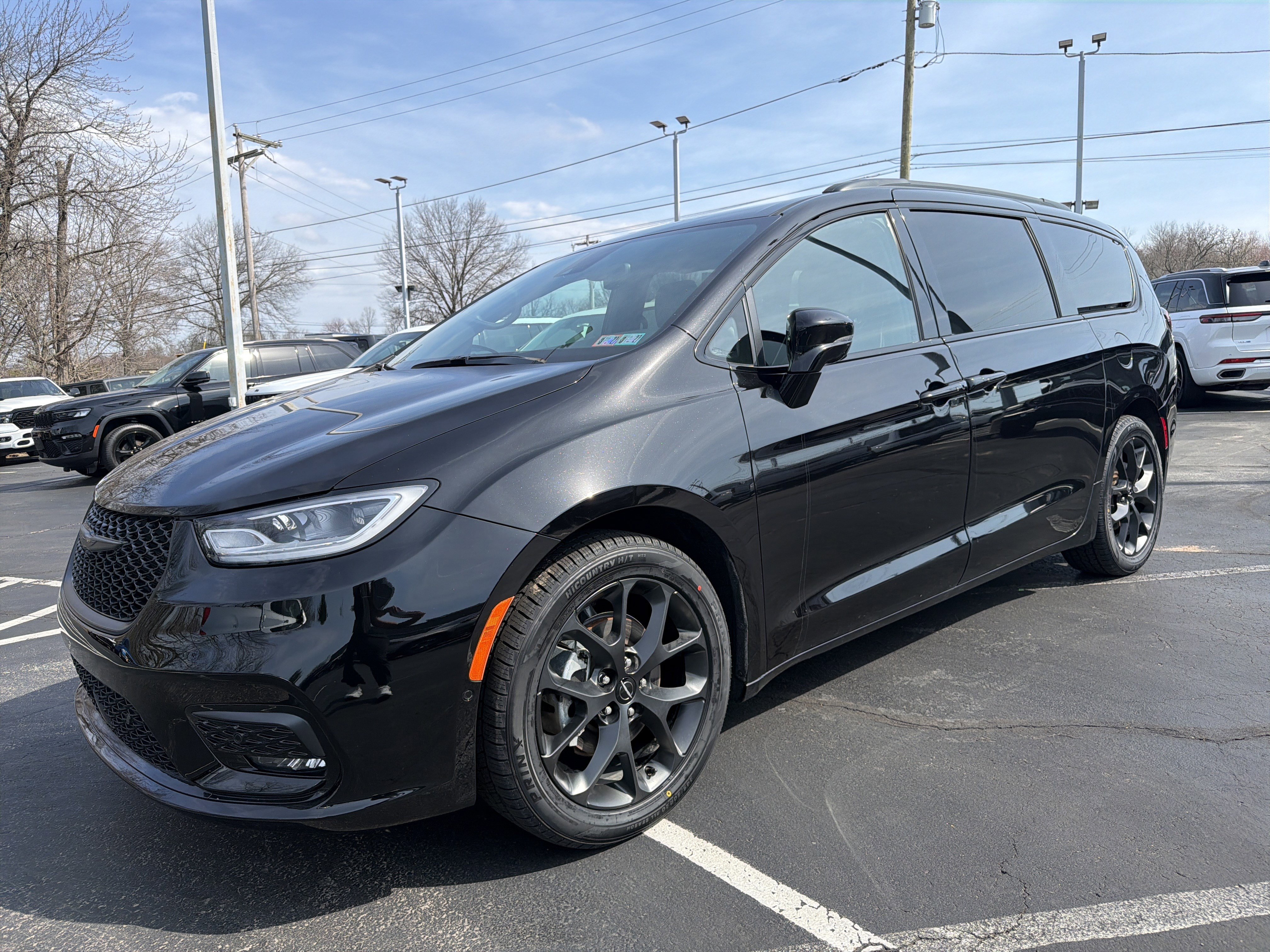 Used 2024 Chrysler Pacifica Limited w/ Uconnect Theater Family Group image 3