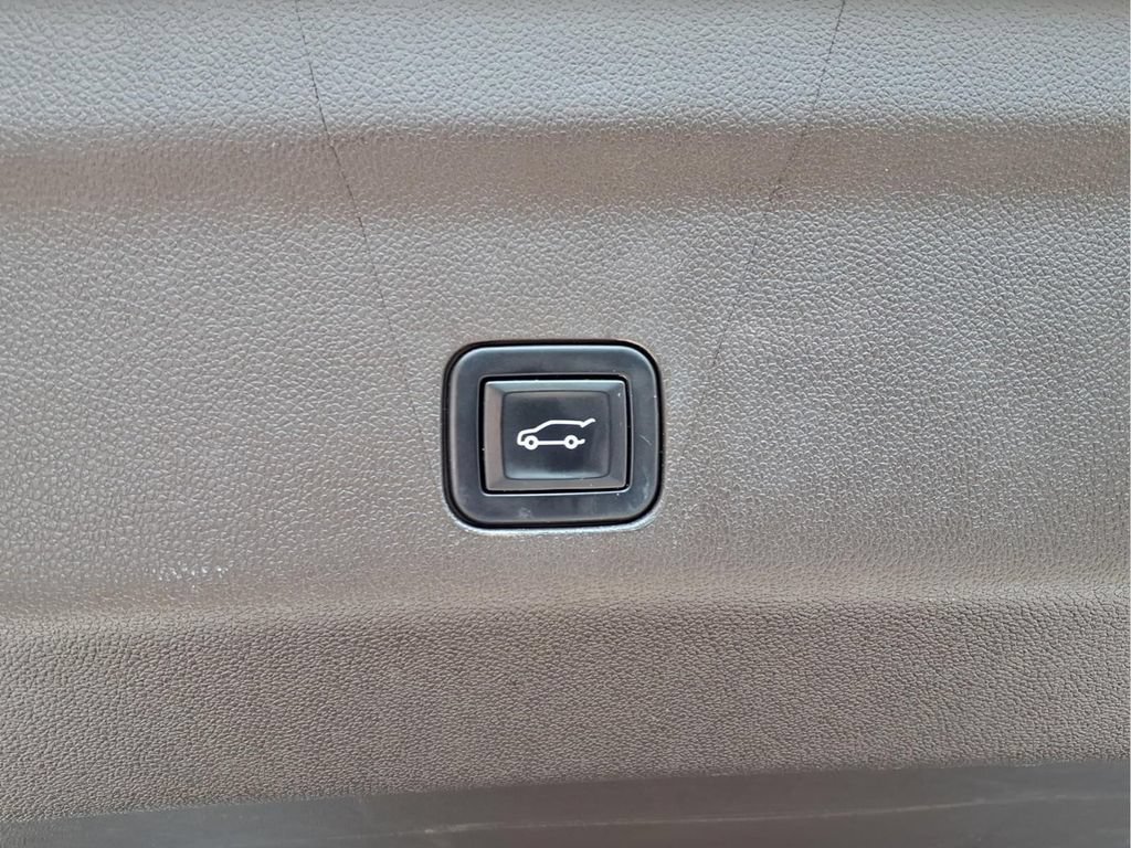 Used 2022 Chevrolet Tahoe Z71 w/ Luxury Package AWD/4WD image 33
