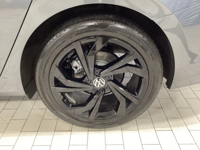 Used 2025 Volkswagen Jetta SE w/ Sunroof Package image 23