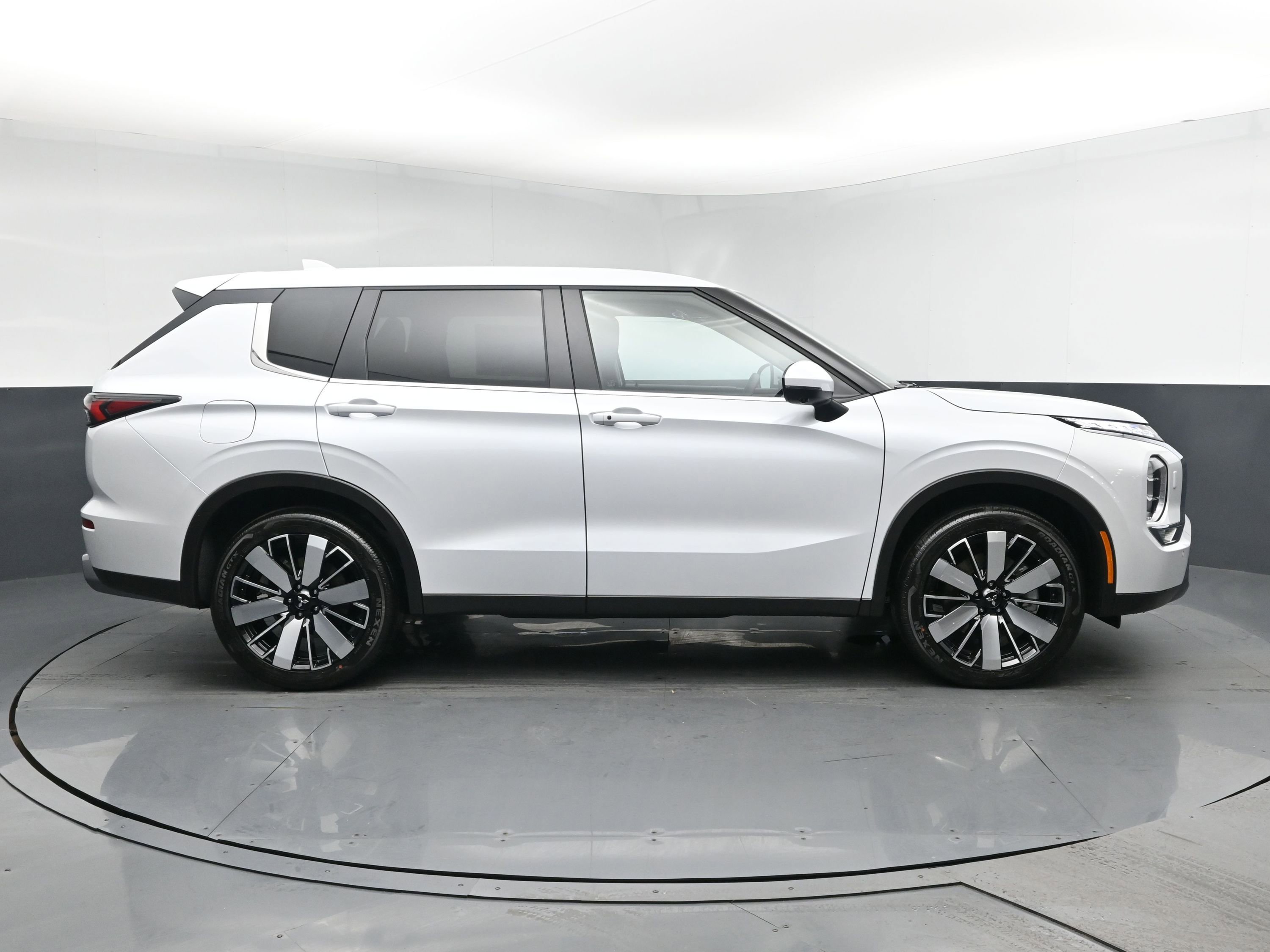 New 2026 Mitsubishi Outlander AWD image 3