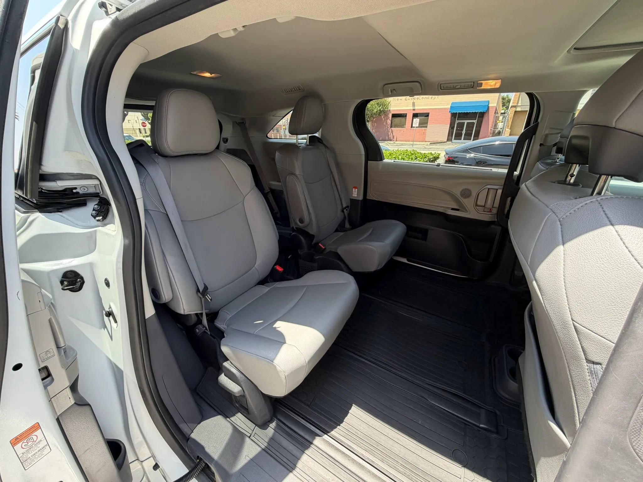 Used 2023 Toyota Sienna XLE FWD image 23
