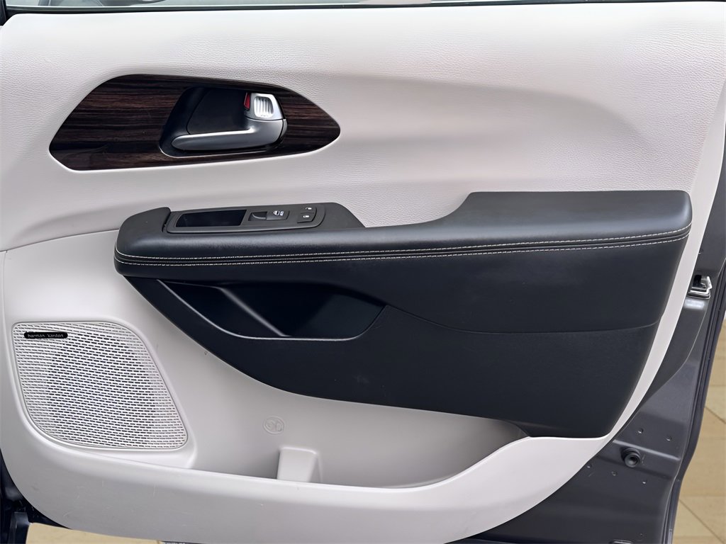 Used 2022 Chrysler Pacifica Limited image 31