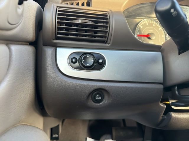 Used 2005 Chrysler Sebring Touring w/ Electronics Convenience Group image 29