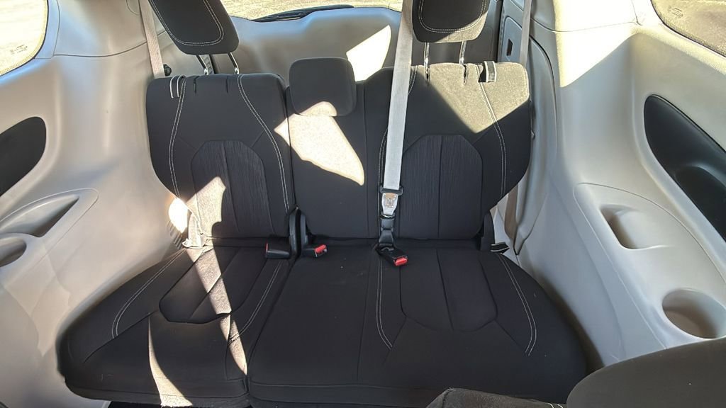 Used 2022 Chrysler Voyager LX image 12