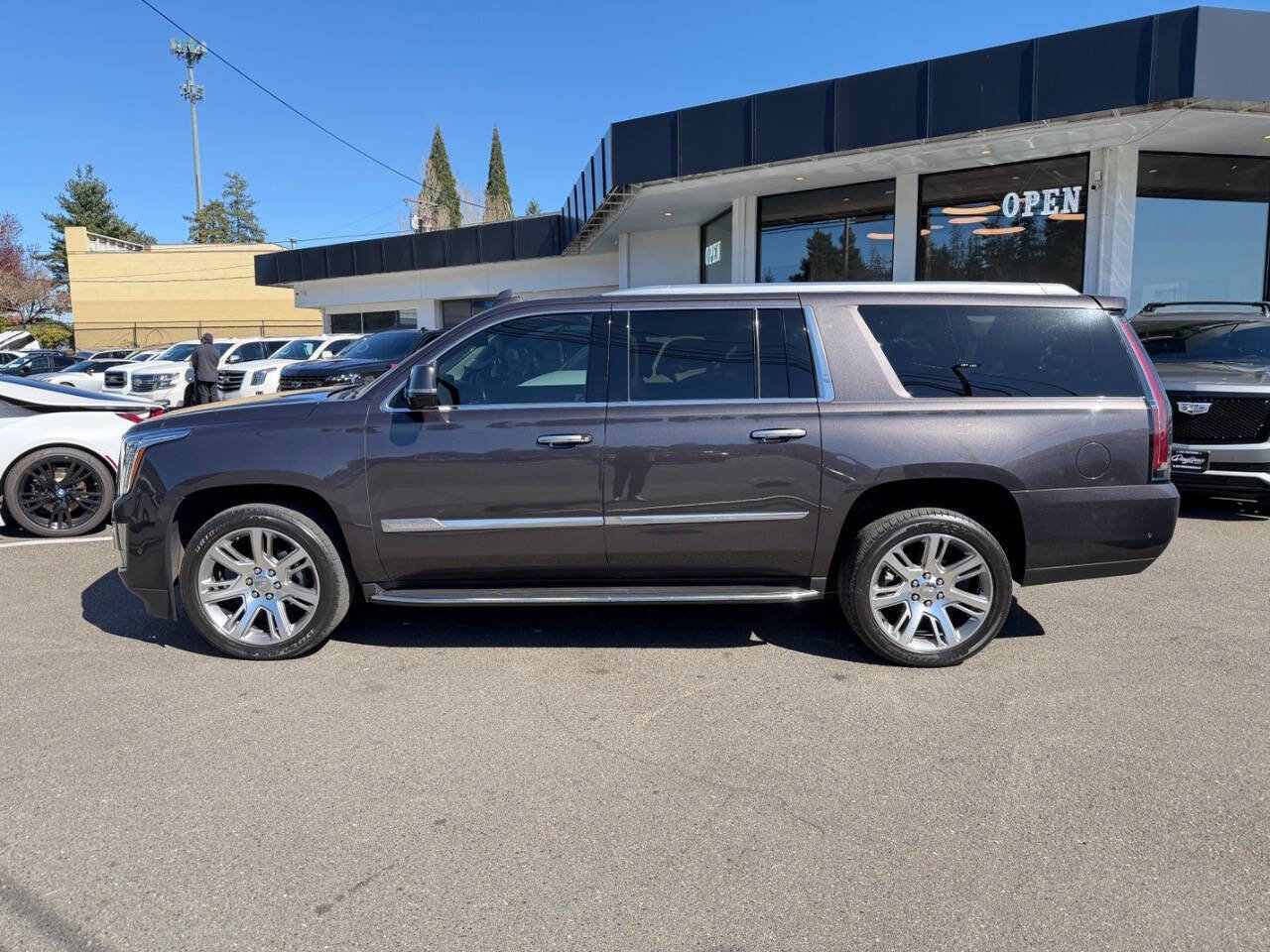 Used 2017 Cadillac Escalade ESV Luxury image 2