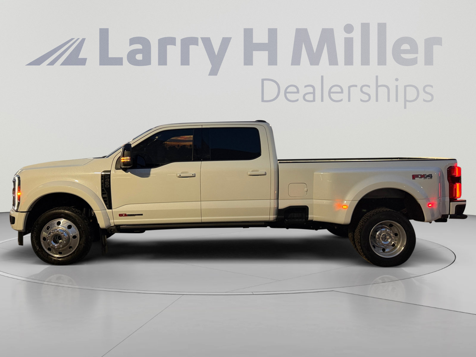 Used 2026 Ford F450 Platinum w/ FX4 Off-Road Package AWD/4WD image 2
