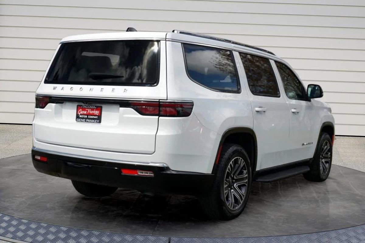 Used 2024 Jeep Wagoneer Series II w/ Flexible Seating Group RWD image 7