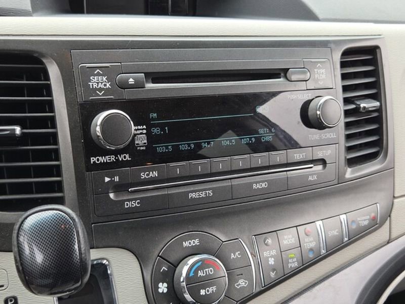 Used 2014 Toyota Sienna SE FWD image 21