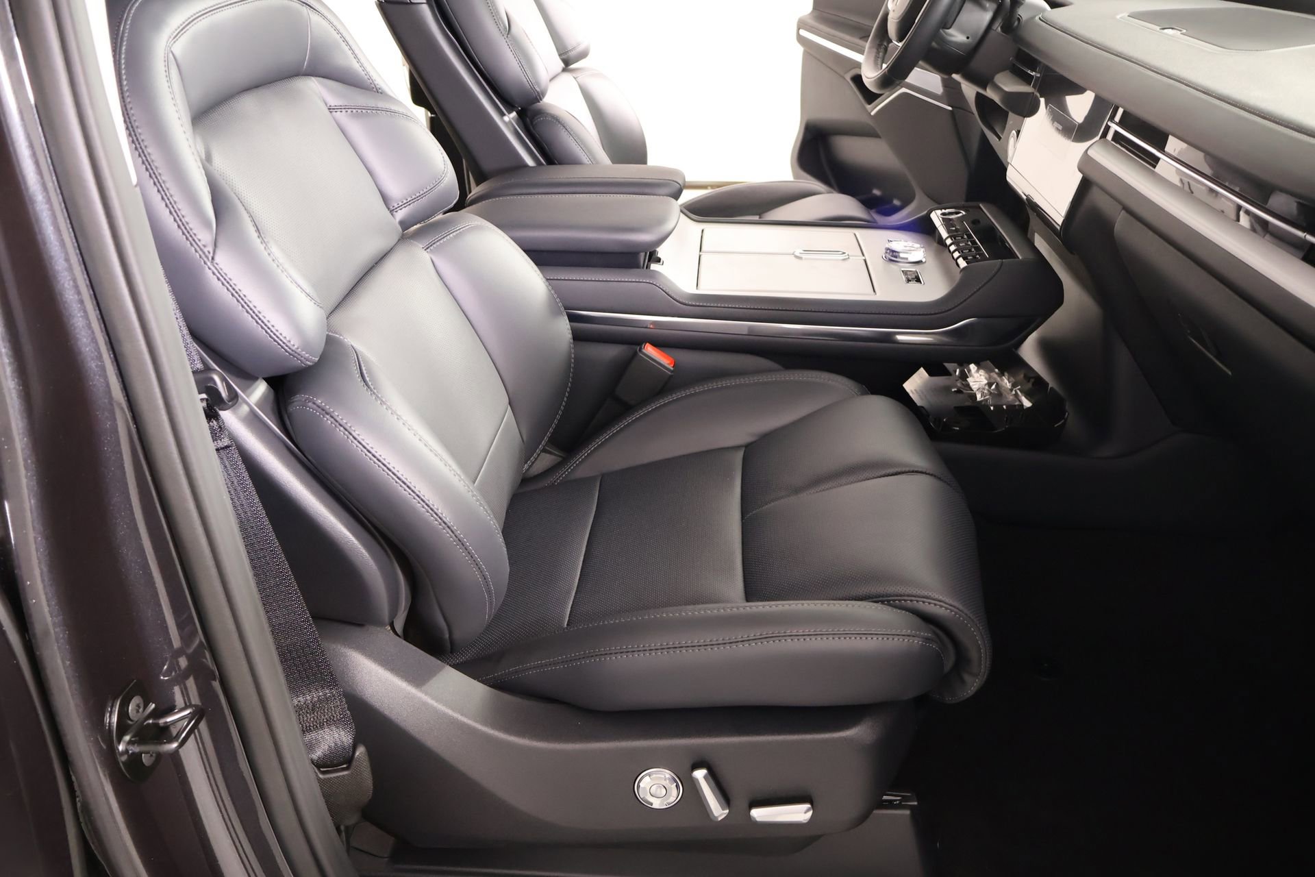 New 2026 Lincoln Navigator Premiere AWD/4WD image 14