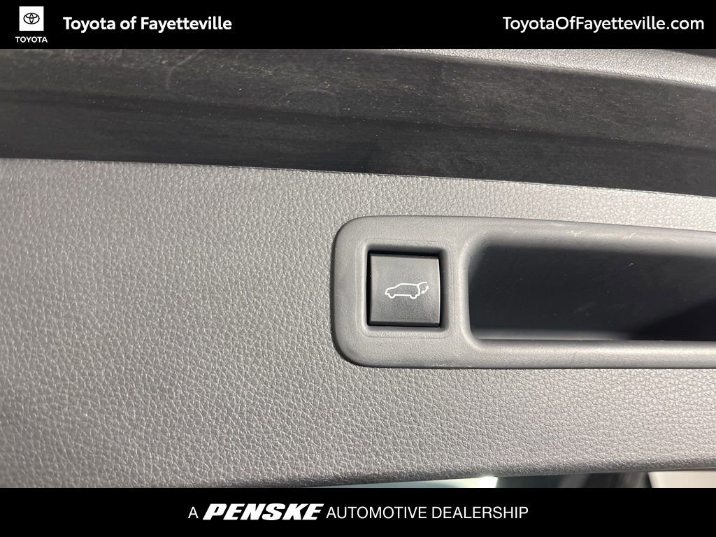 Used 2023 Toyota Highlander XLE AWD/4WD image 14