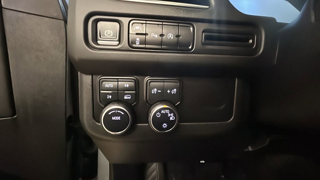 Used 2024 Chevrolet Suburban LT image 21