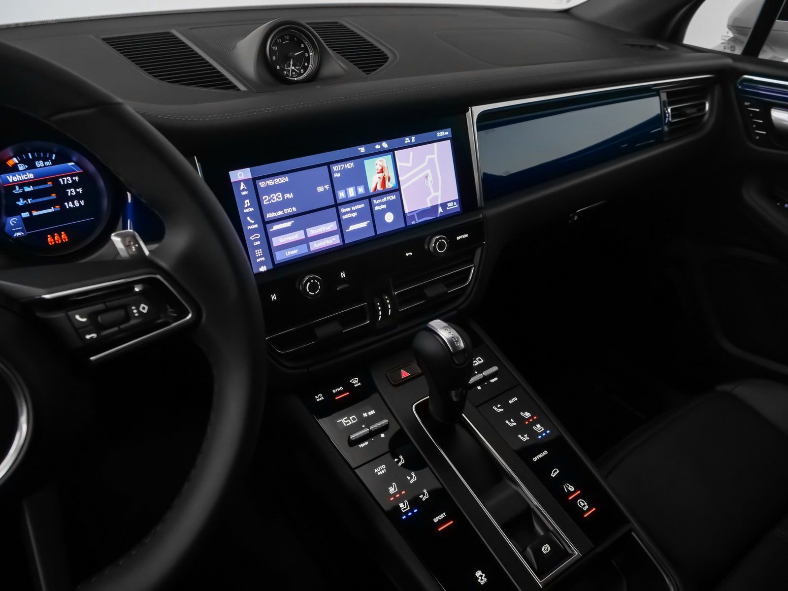 Certified 2025 Porsche Macan image 30