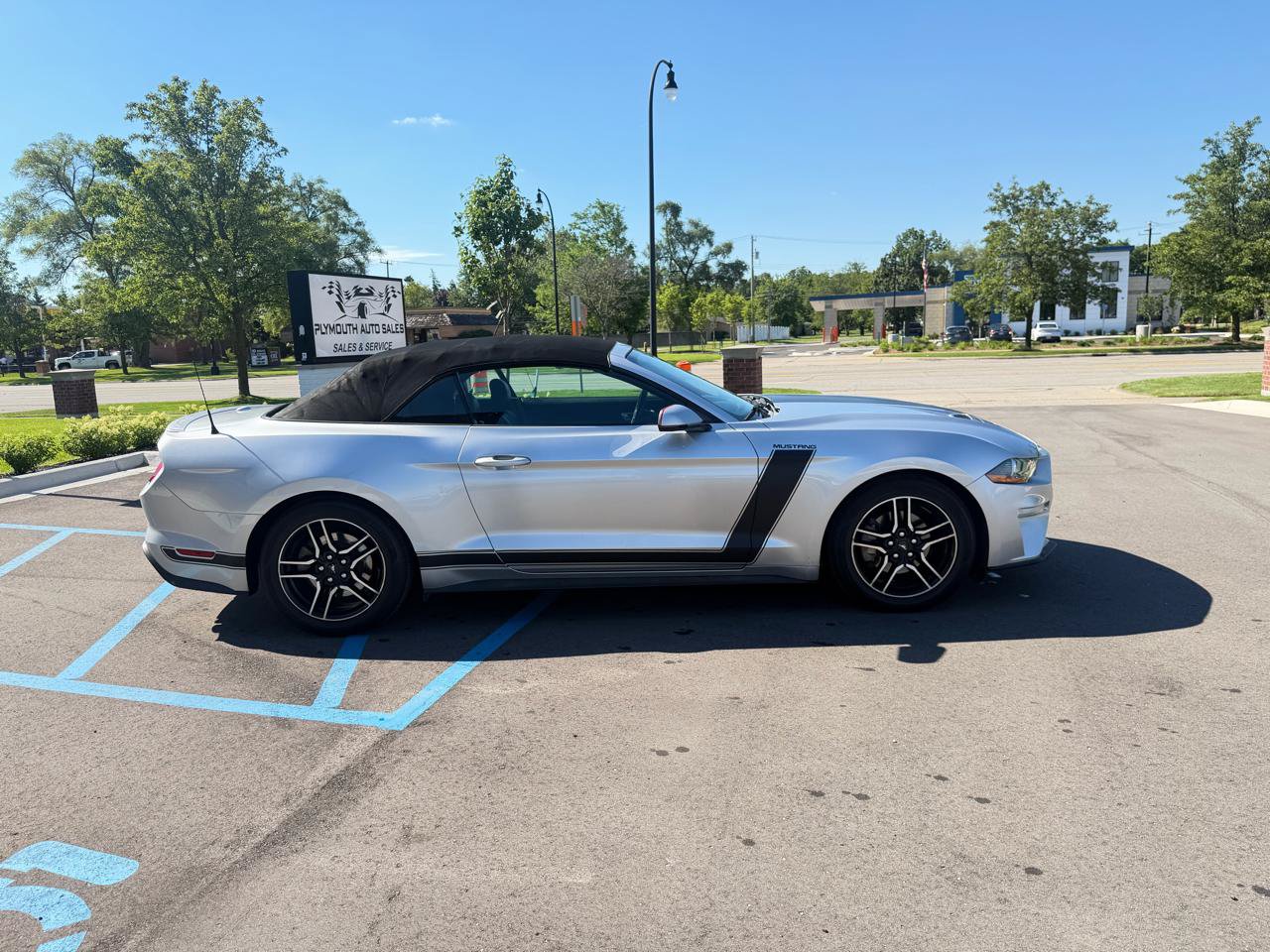 Used 2018 Ford Mustang Premium RWD image 4