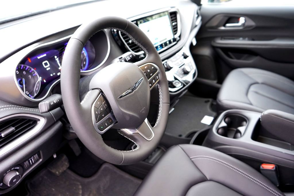 New 2026 Chrysler Pacifica Select image 9