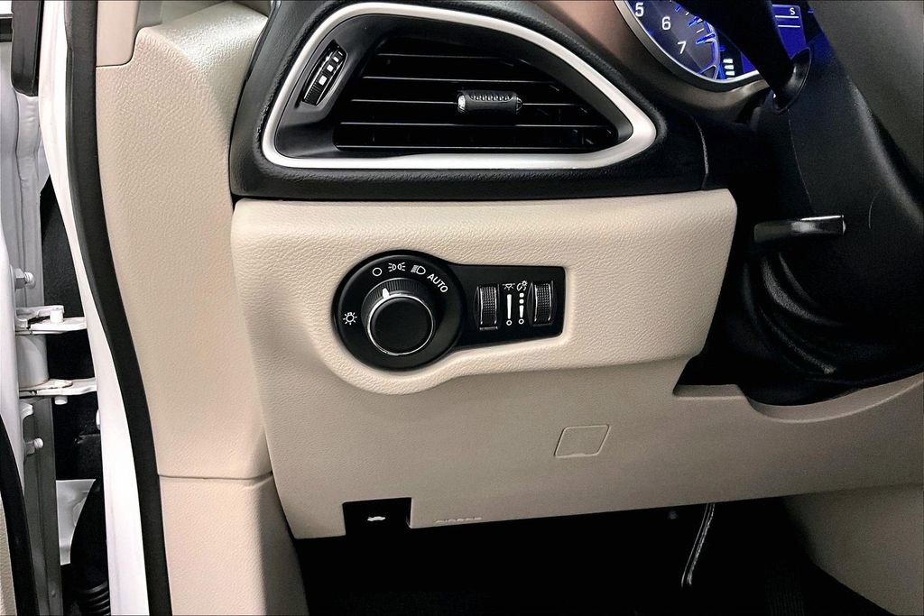 Used 2023 Chrysler Voyager LX image 15