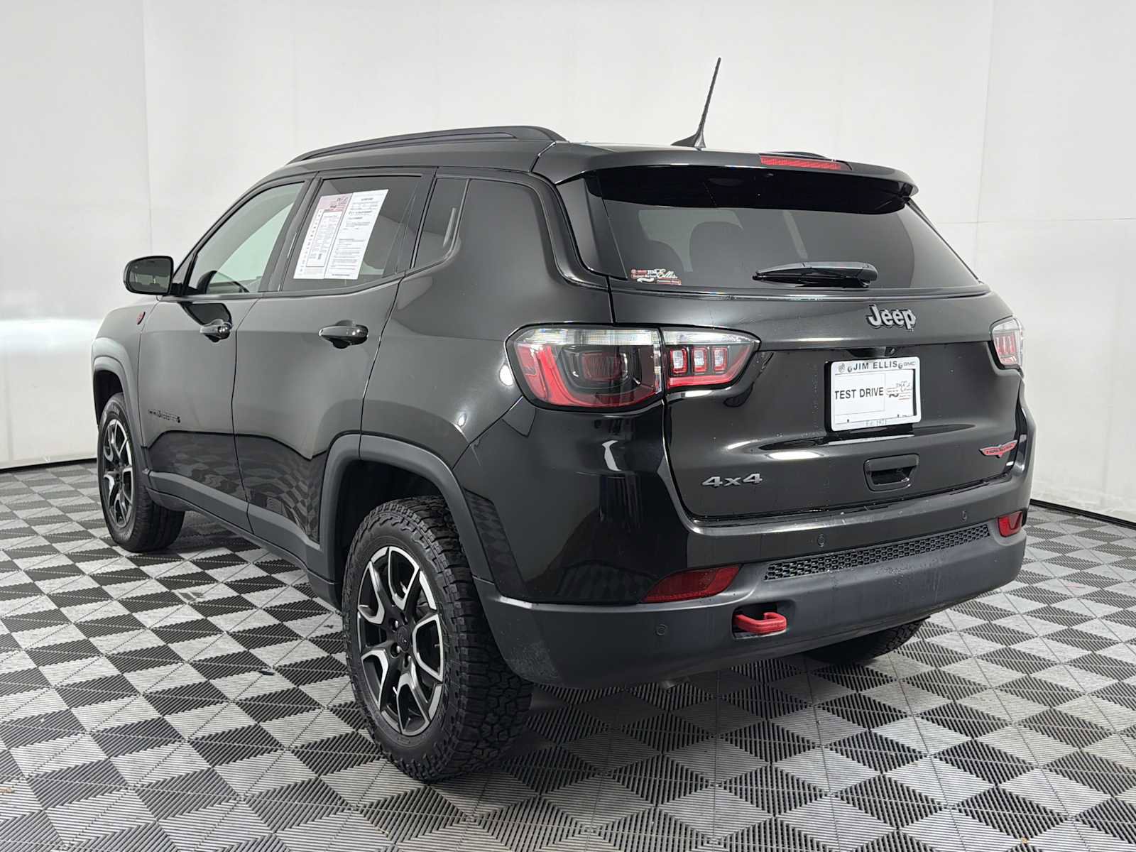 Used 2024 Jeep Compass Trailhawk AWD/4WD image 4