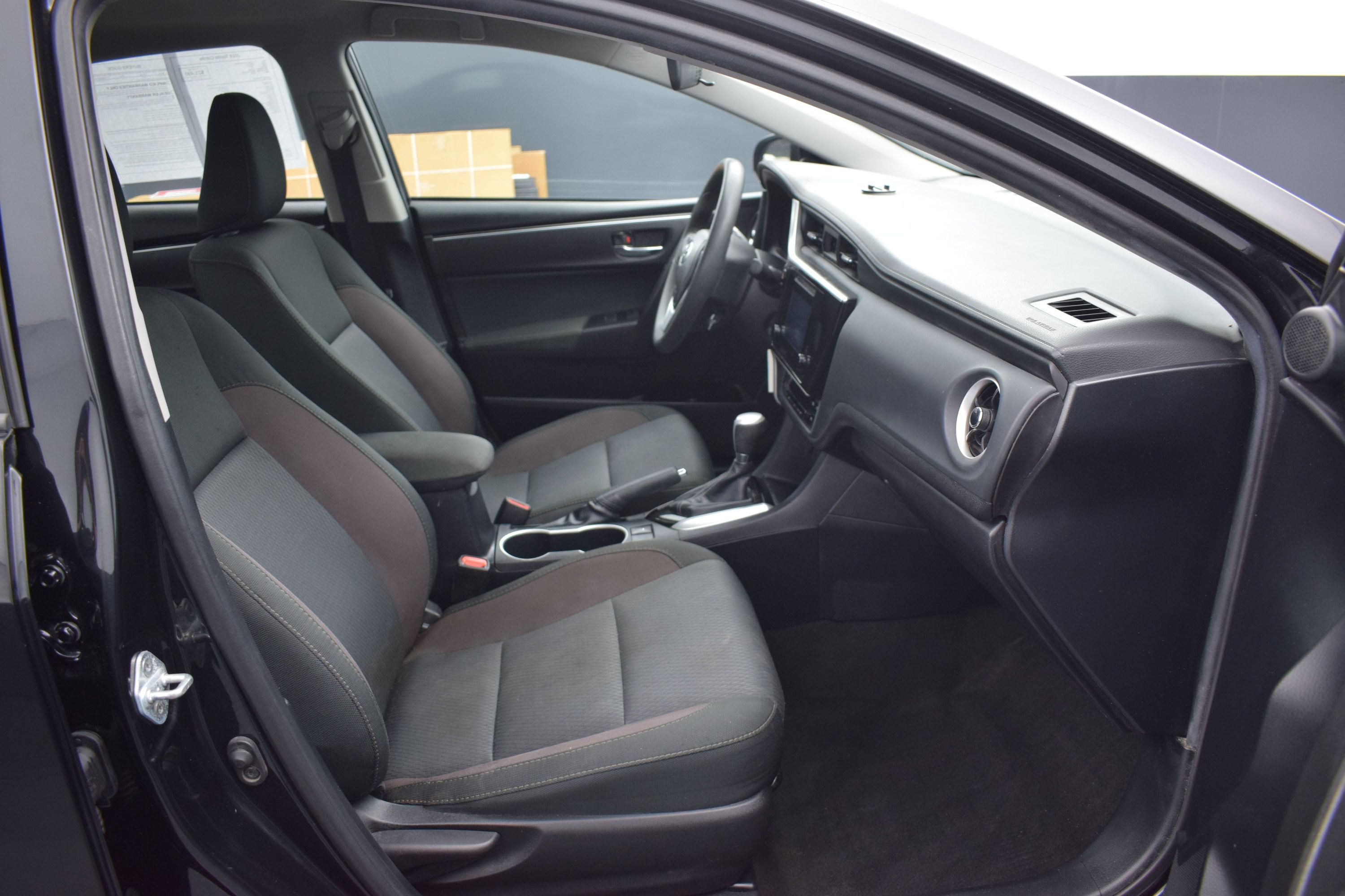 Used 2018 Toyota Corolla LE FWD image 10