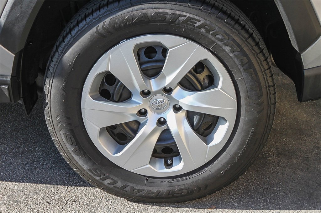 Used 2021 Toyota RAV4 LE image 13