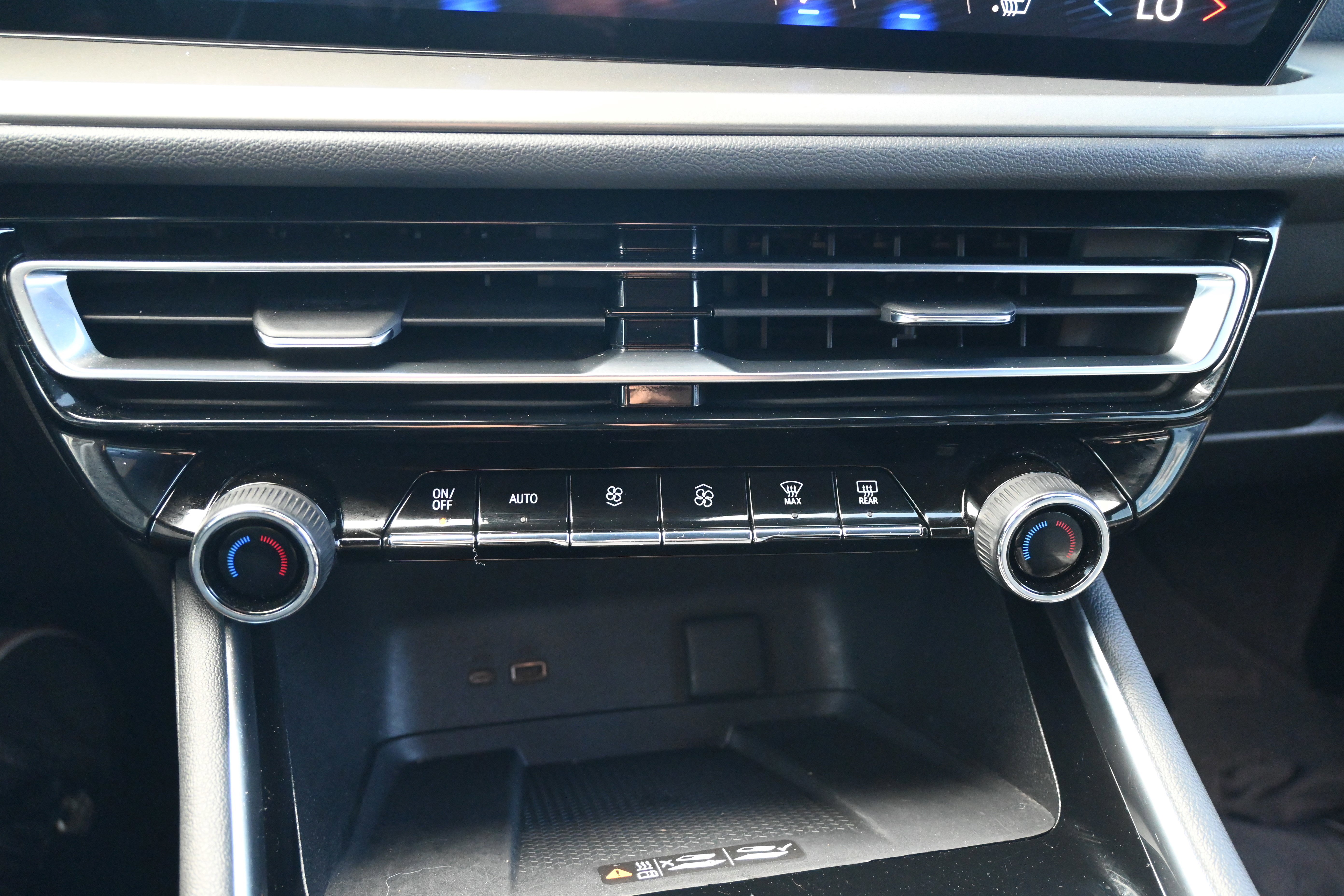 Used 2024 Chevrolet Traverse LT image 26