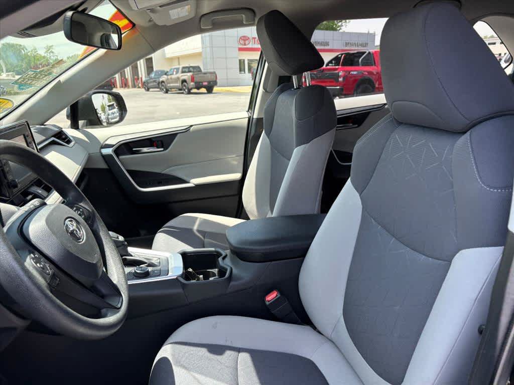 Used 2022 Toyota RAV4 XLE AWD/4WD image 24