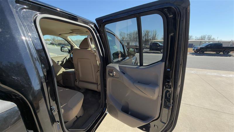 Used 2013 Nissan Frontier SV image 17