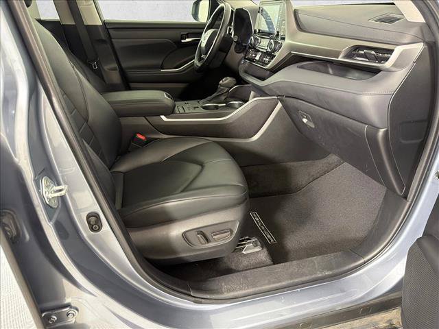 Used 2022 Toyota Highlander XLE FWD image 14
