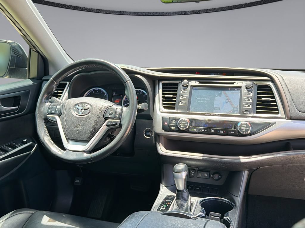 Used 2019 Toyota Highlander XLE FWD image 19