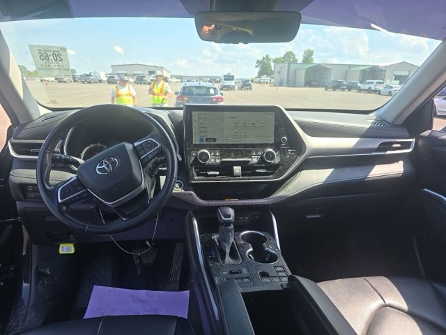 Used 2023 Toyota Highlander XLE AWD/4WD image 11