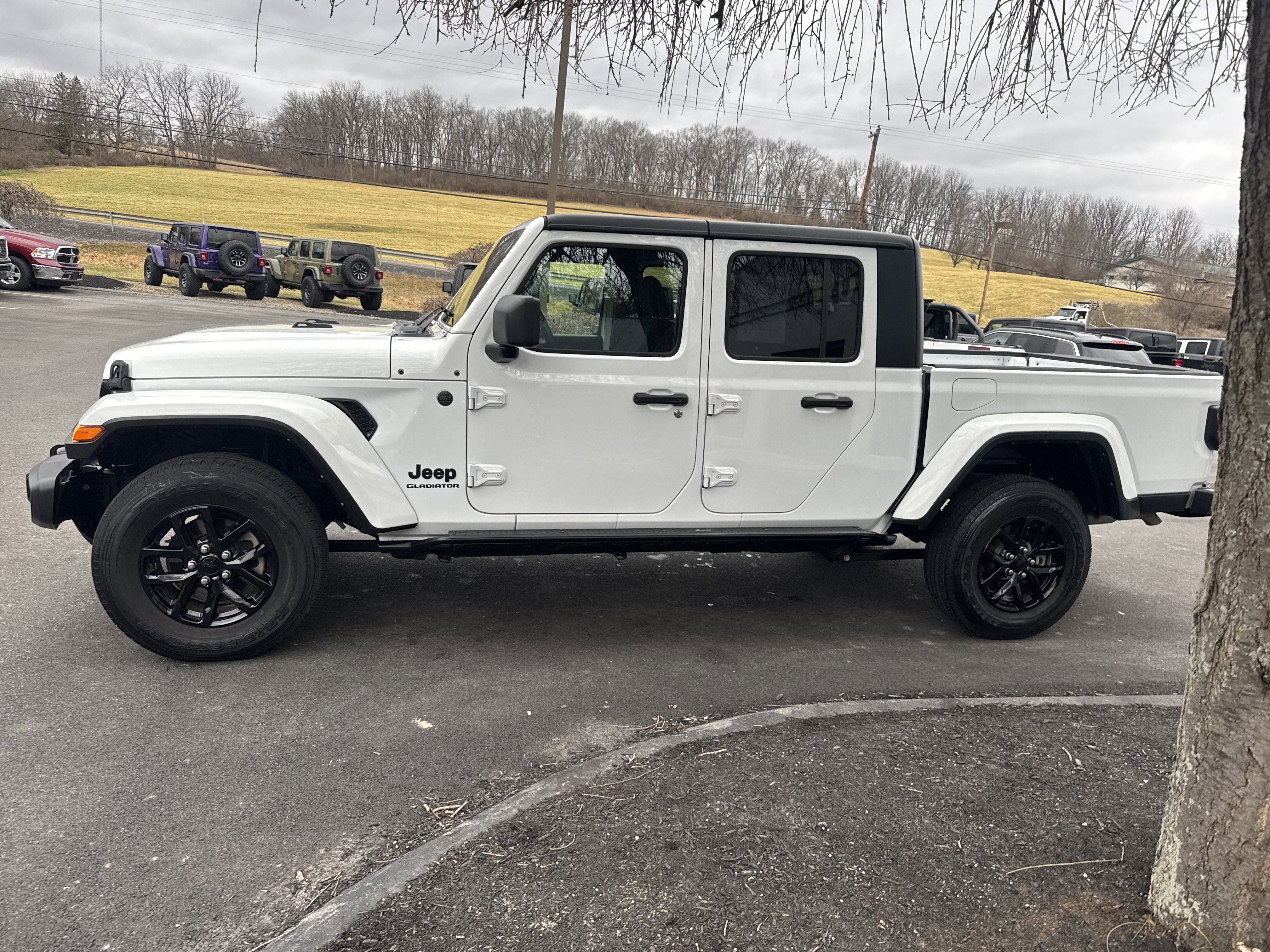 Used 2022 Jeep Gladiator Sport image 7