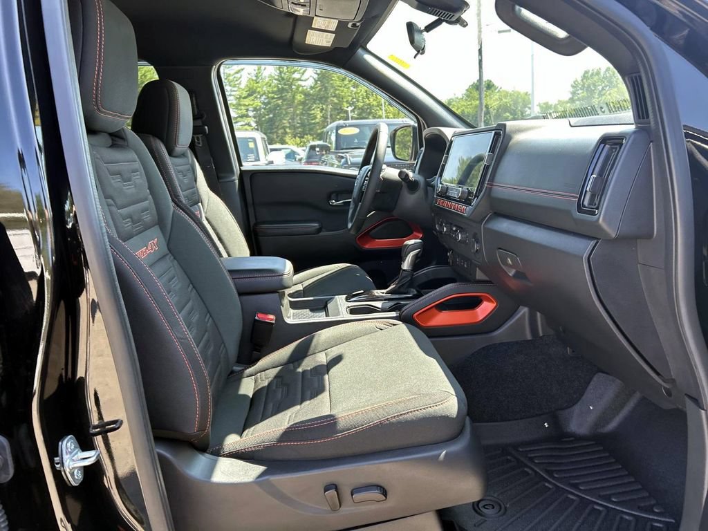 Used 2025 Nissan Frontier PRO-4X AWD/4WD image 16
