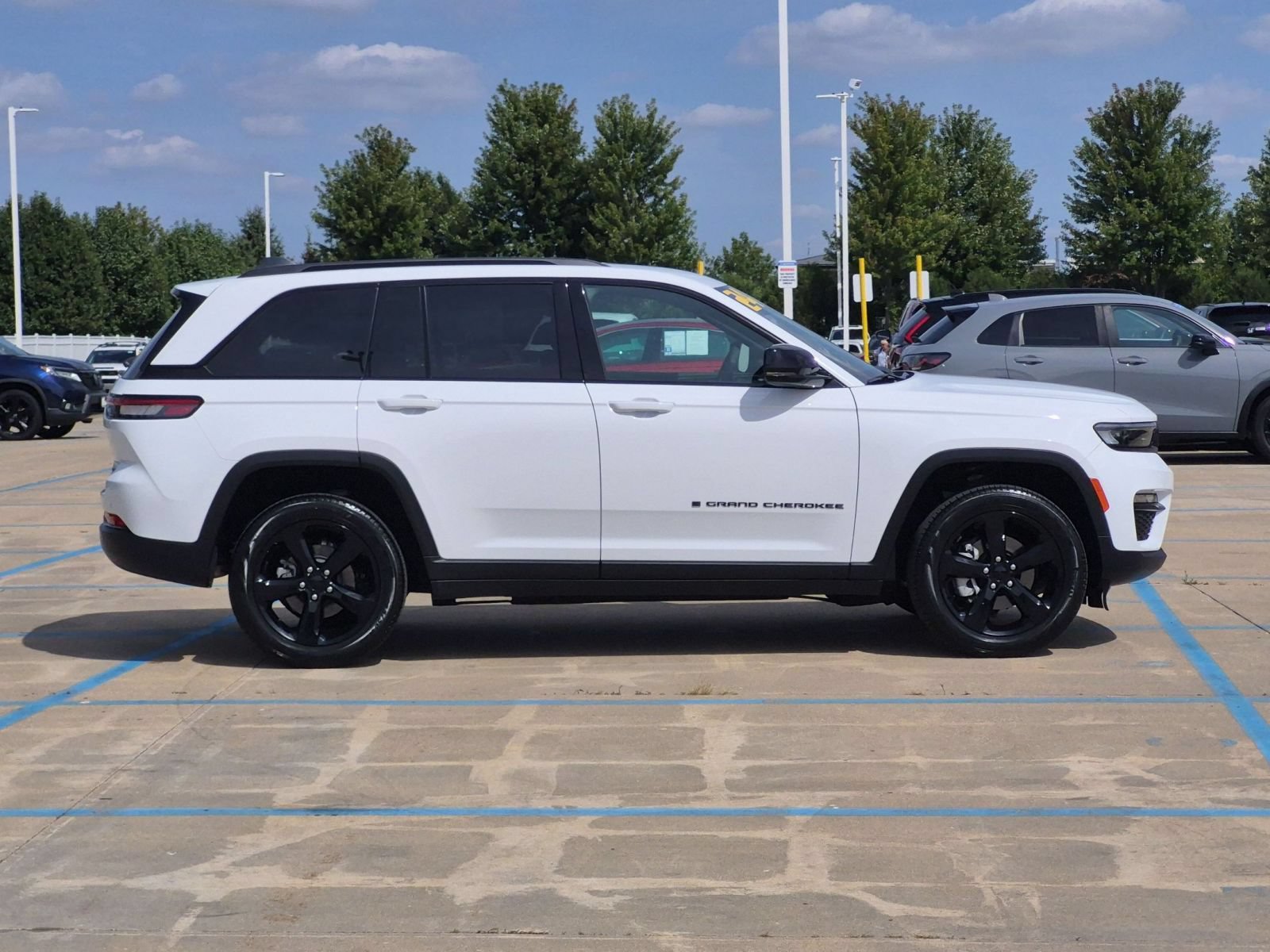 Used 2024 Jeep Grand Cherokee Limited w/ Black Appearance Package AWD/4WD image 5