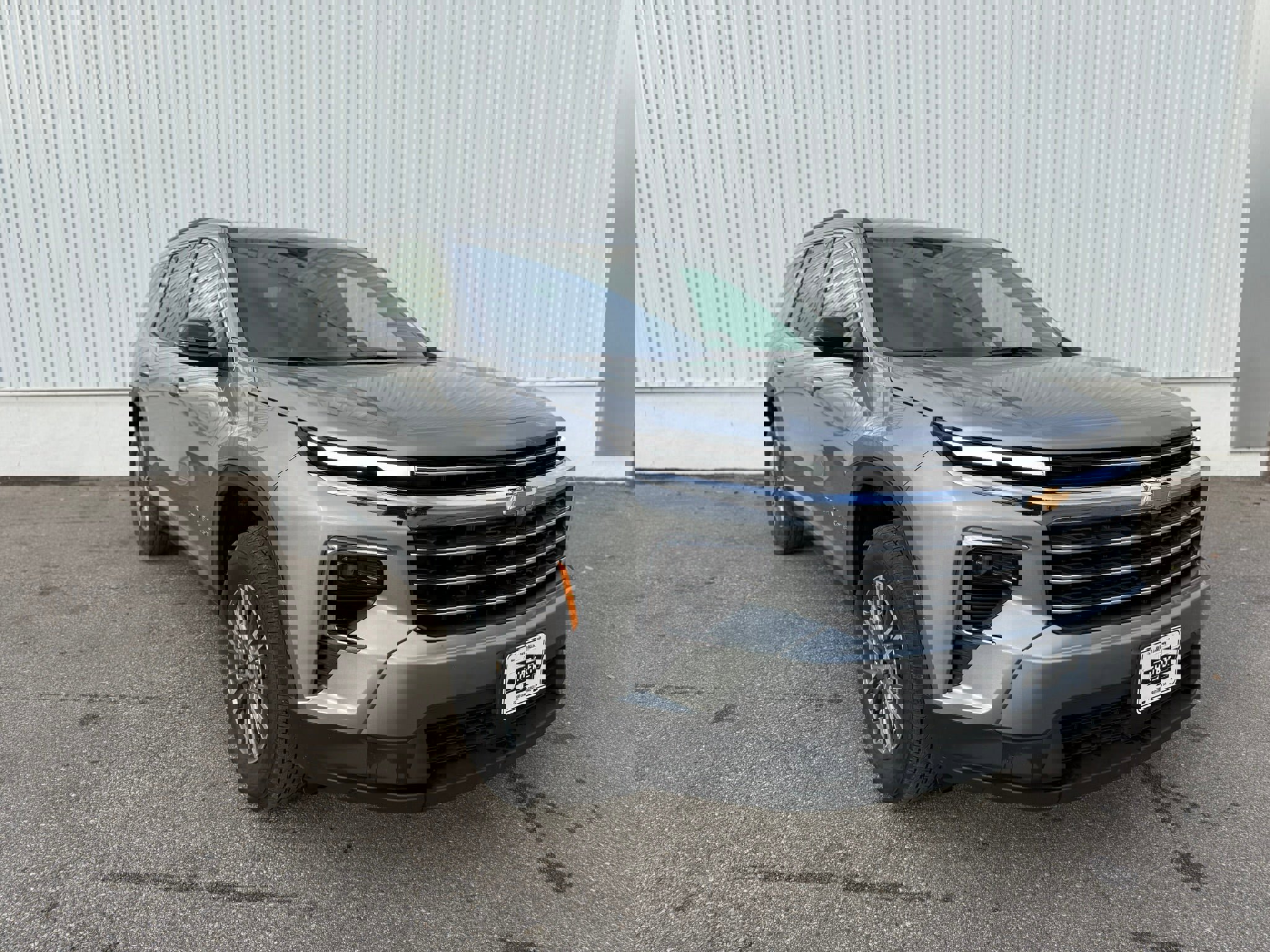 Used 2025 Chevrolet Traverse LT image 2