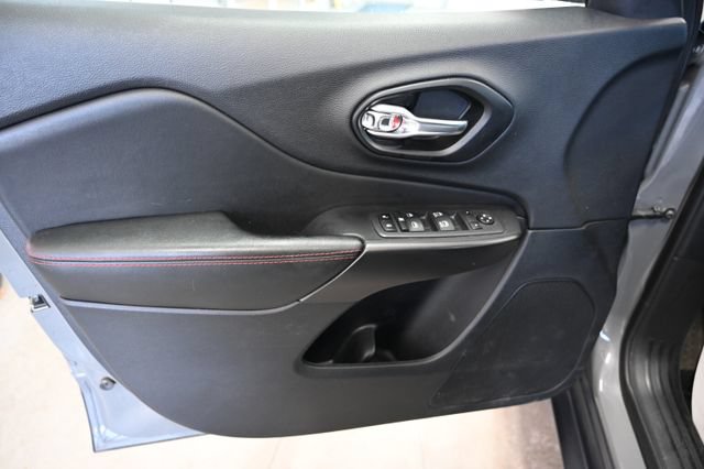 Used 2022 Jeep Cherokee Trailhawk AWD/4WD image 26