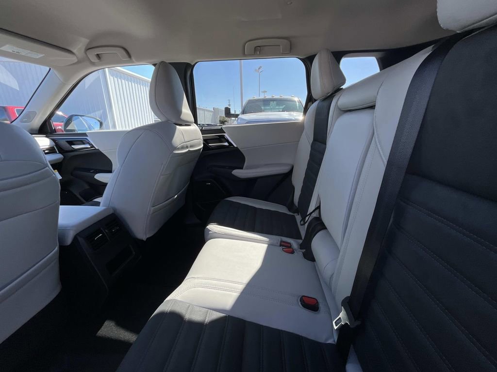 New 2026 Mitsubishi Outlander SE image 11