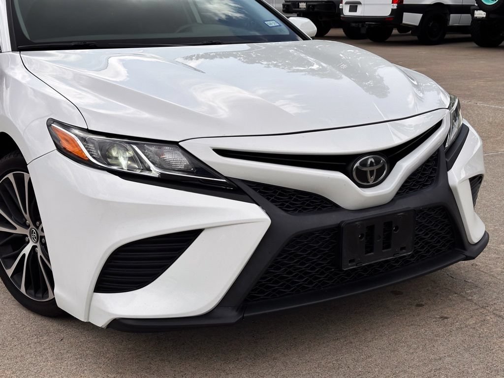 Used 2020 Toyota Camry SE FWD image 2
