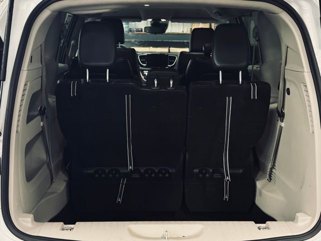 Used 2024 Chrysler Pacifica Touring-L image 10