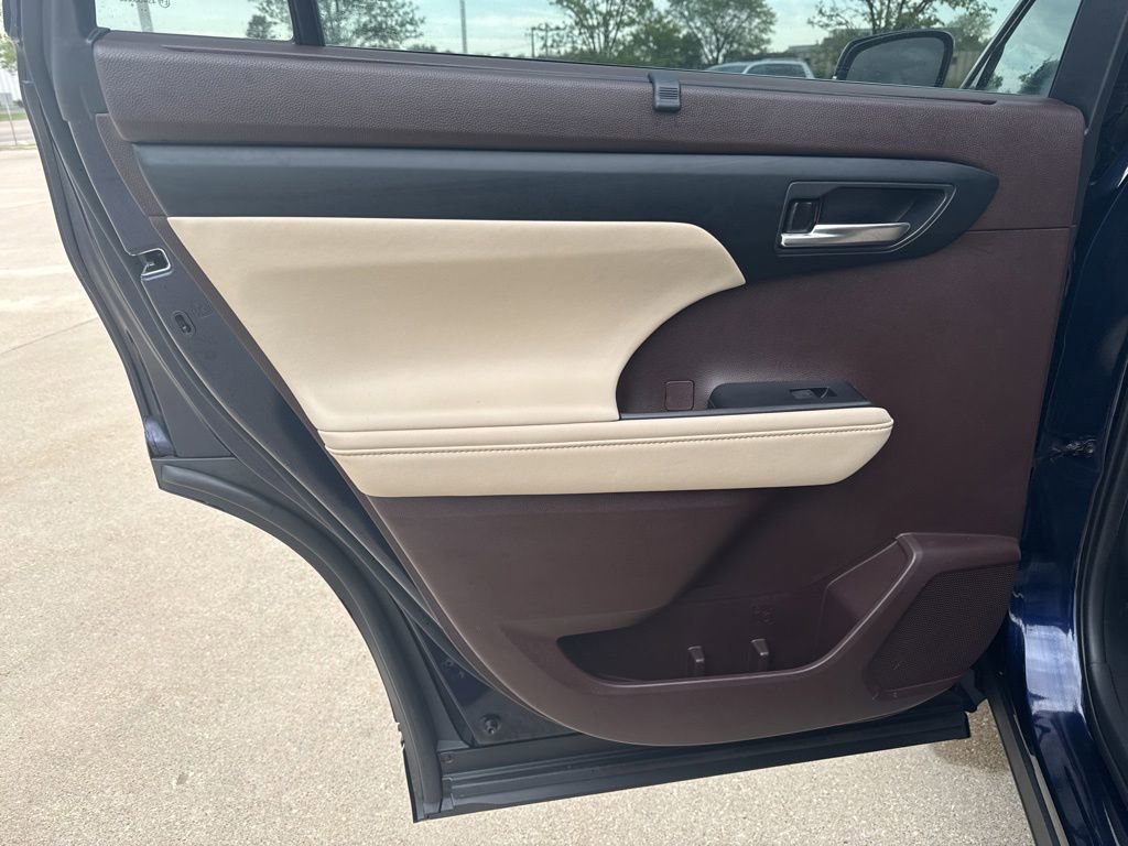 Used 2020 Toyota Highlander XLE AWD/4WD image 15