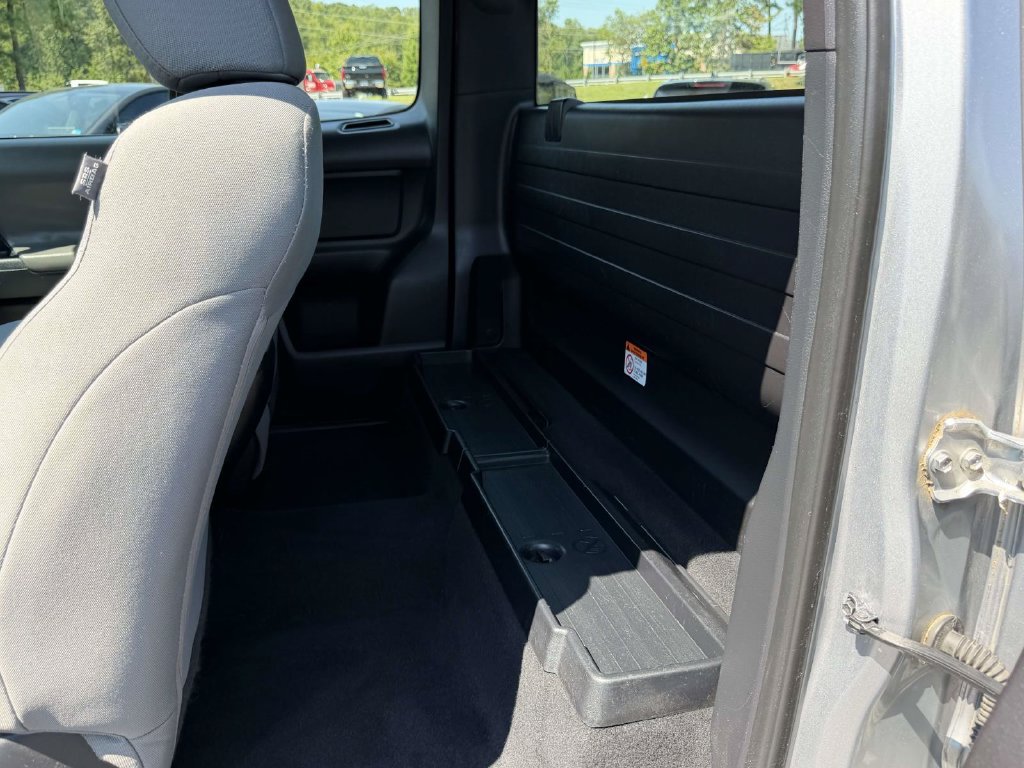 Used 2018 Toyota Tacoma SR AWD/4WD image 14