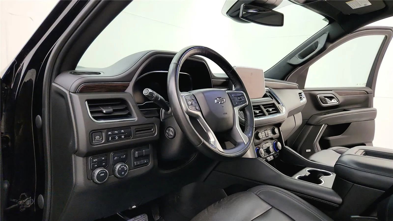 Used 2023 Chevrolet Tahoe Z71 w/ Luxury Package AWD/4WD image 25