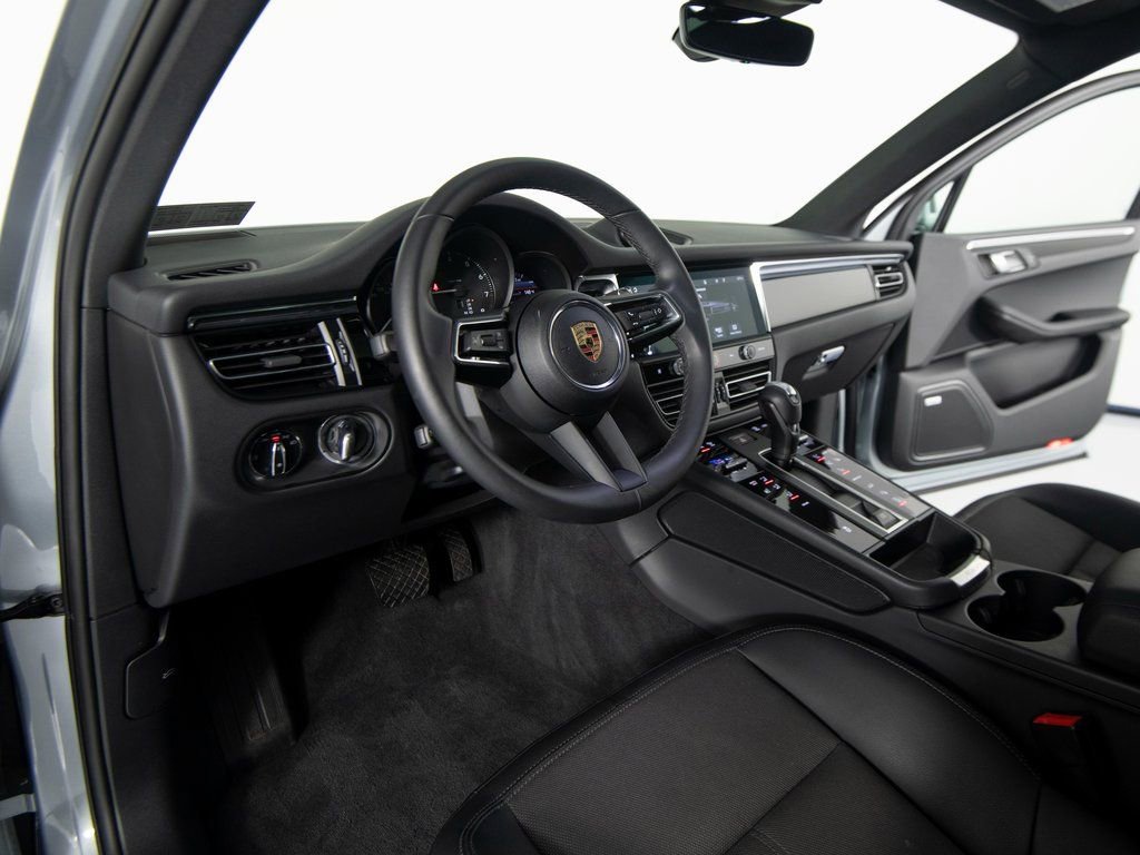 Certified 2025 Porsche Macan image 4