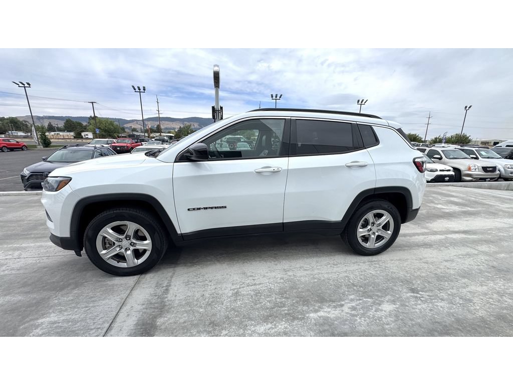 Used 2024 Jeep Compass Latitude AWD/4WD image 4