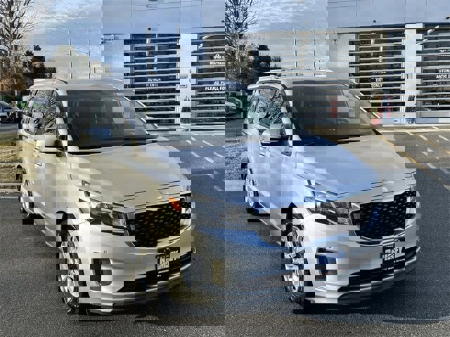 Used 2017 Kia Sedona LX w/ LX Essentials Premium Package image 1