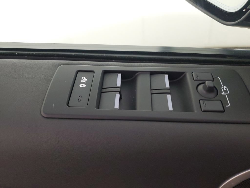 Used 2023 Land Rover Discovery Metropolitan Edition AWD/4WD image 20